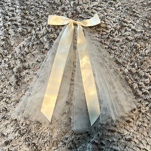 WHITE BOW WITH VEIL
